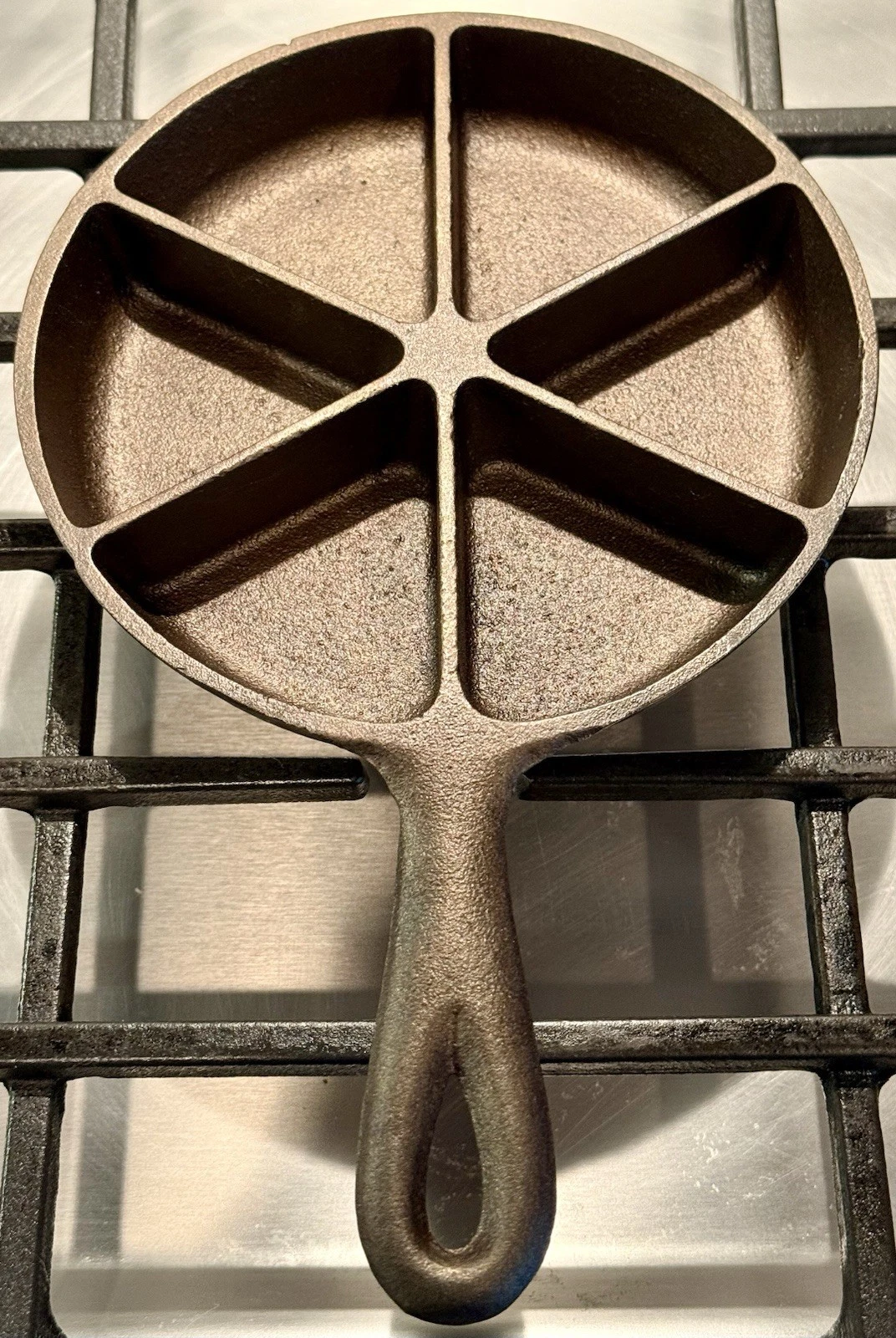 BSR Cast Iron Corn Bread Skillet 6CBS, Pat. Pending, 6 Wedges, Solid Center
Opens in a new window