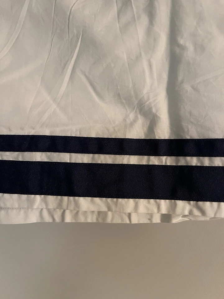 Falda de cama de bebé Pottery Barn Kids azul marino oscuro cinta cuna Foto 3 de 4