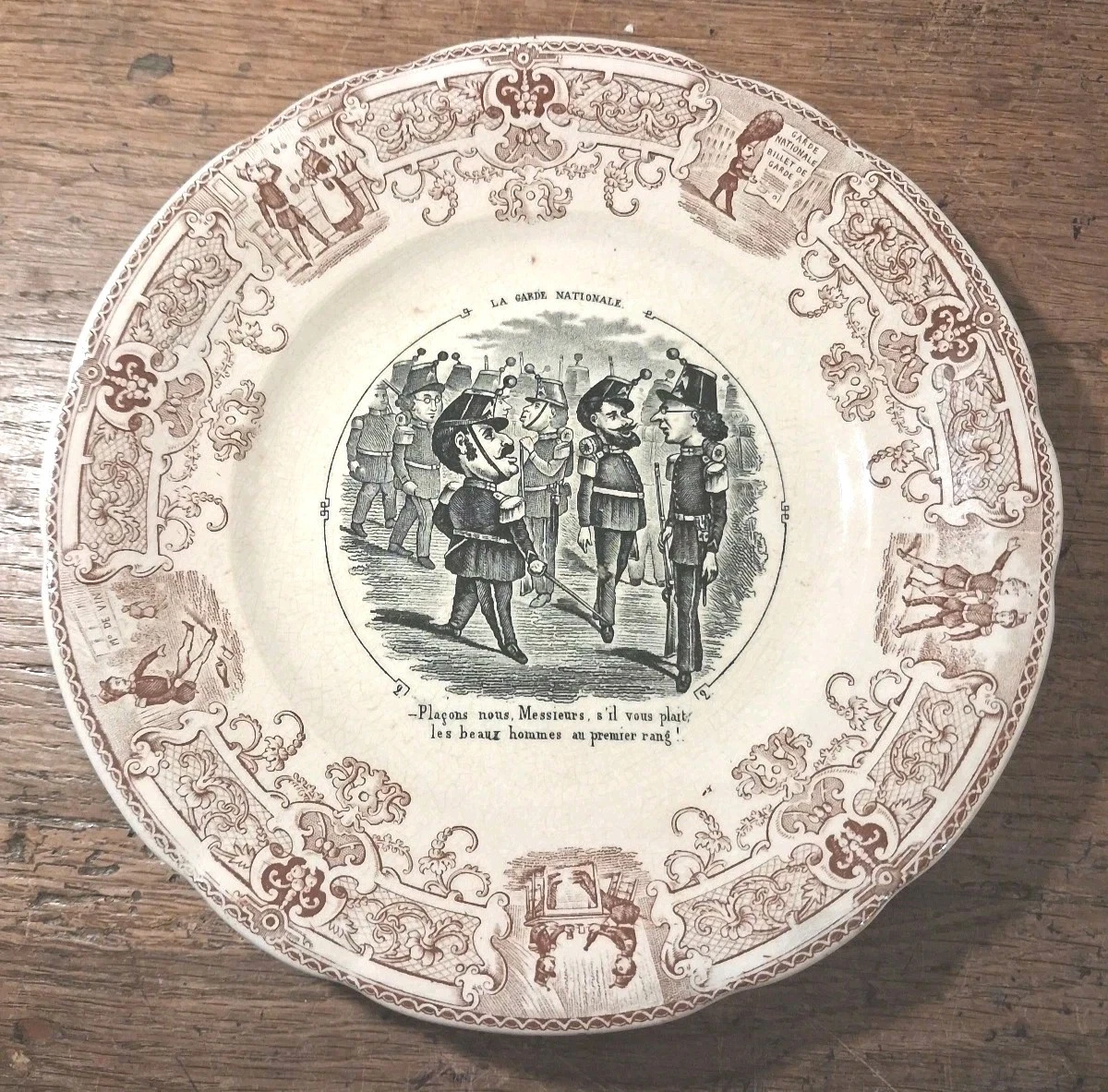 Assiette Ancienne Sarreguemines - Humour XIXe, Faïence, Motif 'Chasse à L'ours'