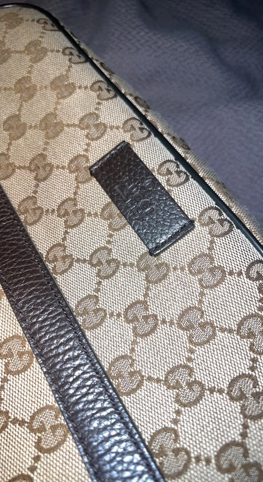 Bandolera gucci supreme (beige. correa es de 25” medidas: 9,1 H 12,6 W 3,3D Foto 2 de 4