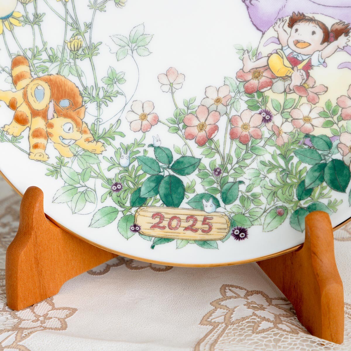 Ghibli My Neighbor Totoro 25 Yearly Plate (with plate stand Ghibli My Neighbor Totoro 25 Yearly Plate (with plate stand
