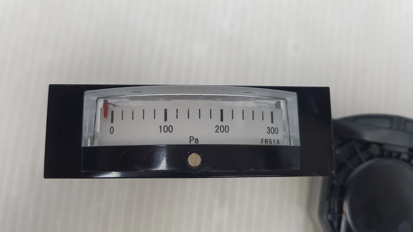 Manostar FR51A edgewise scale 0 to 300 Pa with pointer at zero