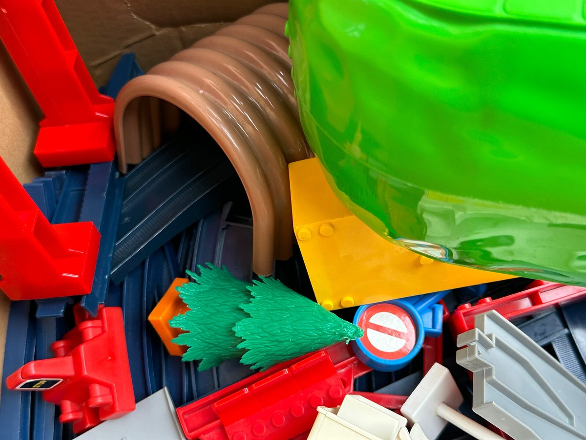 ⭐ Vintage TOMY Plastic TRAIN SET Railway Track / Buildings