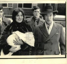 1973 Press Photo Pierre and Mrs. Trudeau leave Ottawa hospital with newborn son