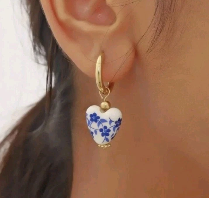  Pendientes corazón cerámica floral azul y blanco Anthropologie  Foto 2 de 2