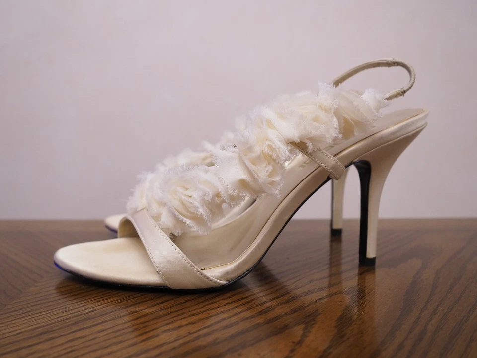 MODA SPANA Ivory Satin Ultra High Heel Slingback Sandals w/Flowers Size 10 - Image 2 of 4