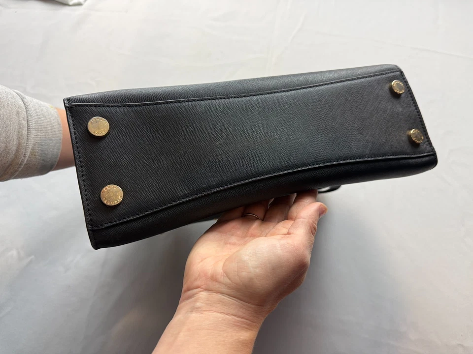 BOLSO MICHAEL KORS KARLA TOP CREMALLERA MEDIANO CUERO SAFFIANO NEGRO  Foto 3 de 4