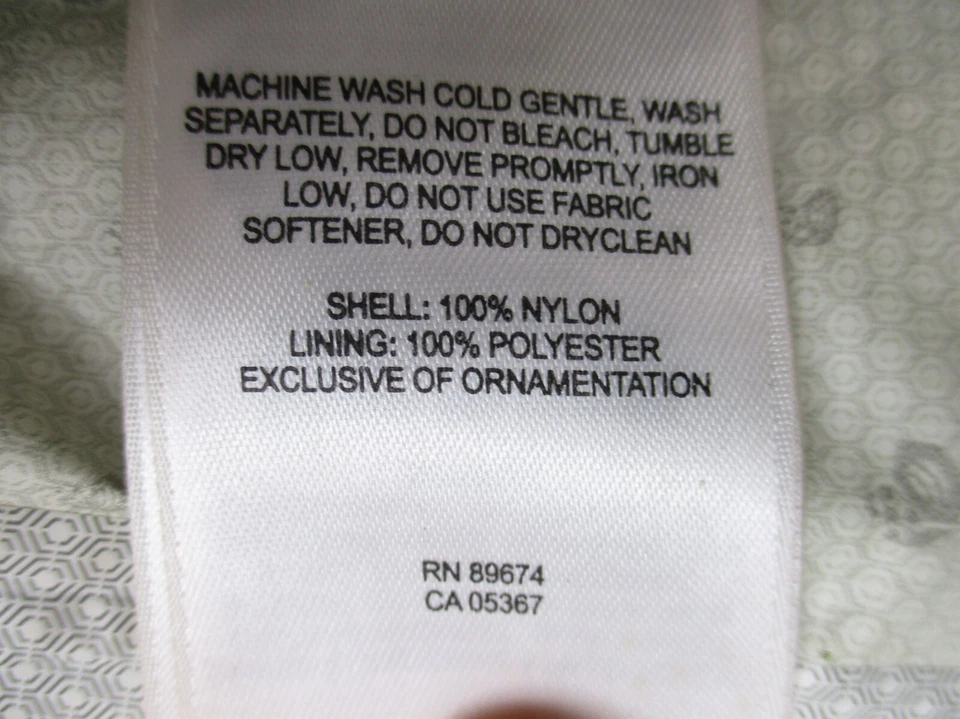 Chaqueta de lluvia deportiva con capucha verde Mountain Hard Wear talla 8-9 para niñas 5 BL-394 Foto 4 de 4