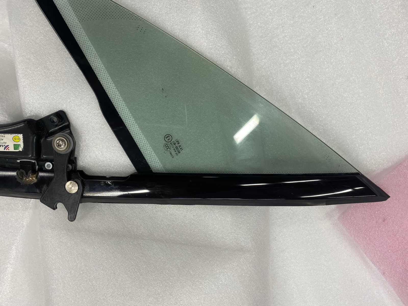 ASTON MARTIN RAPIDE LEFT FRONT DOOR VENT GLASS