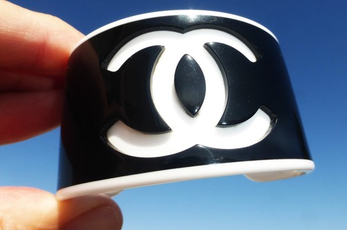 GREAT BLACK WHITE RESIN CC SIGNED CHANEL CUFF BRACELET NEVER WORN WRIST 6 1/2" - Picture 5 of 5