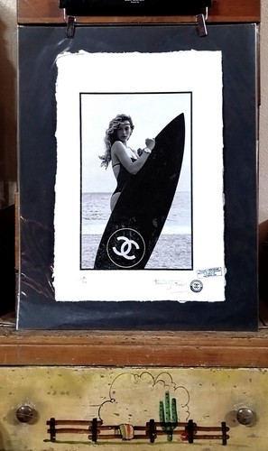CHANEL No.5 Surfer Girl, Limited Edition 22'x 15'x Signed Fairchild Paris - Picture 14 of 16