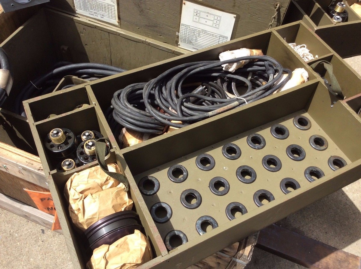 ONE GENERAL ILLUMINATION MILITARY LIGHT SET COMPLETE COVERS