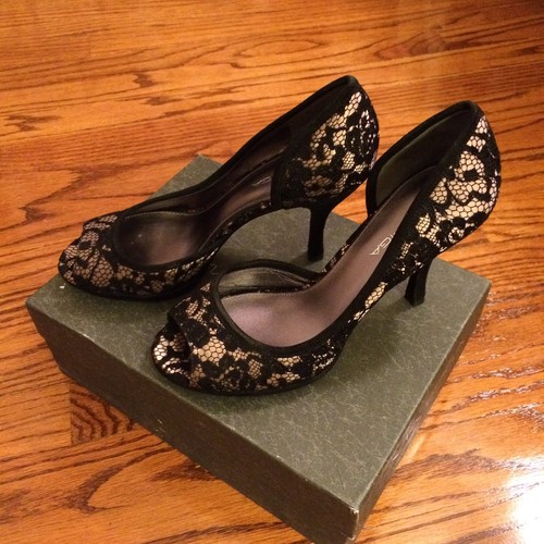 NIB Via Spiga Malibu D'Orsay Black Lace/Champagne Satin Peep-Toe Pumps Sz. 8M - Picture 2 of 7