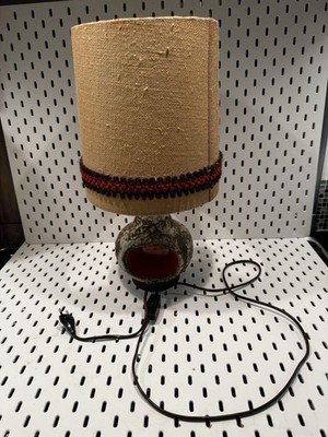 70er Jahre Westdeutsche Vintage orange Fat Lava zentrierte Tischlampe mit Schirm klein