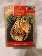 (C) 1990 Hallmark Keepsake Ornament Perdices In A Pear Magic Light Navidad