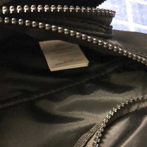 Authentic Alo Yoga 2025 Explorer Belt Bag Black – Waist Crossbody
