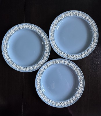 Wedgwood geprägt weiß auf blau Essteller x 3