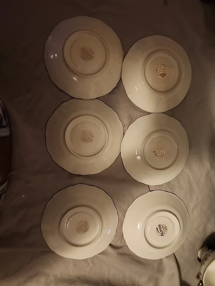 Juego de tazas y platillos de té con borde dorado de porcelana fina Alpine Cuisine (12 piezas) Foto 4 de 4