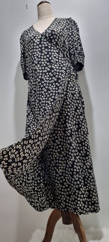 Dress. Vero Moda. Sz L. V neck Wrap style. Elastic to sleeve cuffs. - Picture 3 of 10