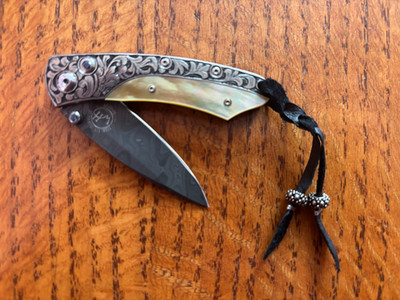 WILLIAM HENRY KNIFE B04 HORNET HAND ENGRAVED GOLD LIP PEARL SAPPHIRES