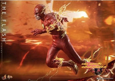 Hot Toys The Flash 1:6 Movie Masterpiece LED Light-Up w/ Stand & Effects