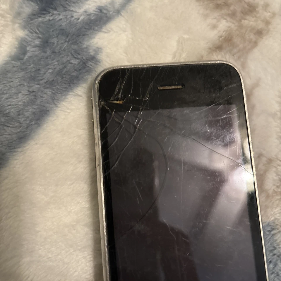 Original Apple iPhone 2nd 3G -8/16GB - Black /white (Unlocked) ( GSM) IOS3 - Image 3 of 4