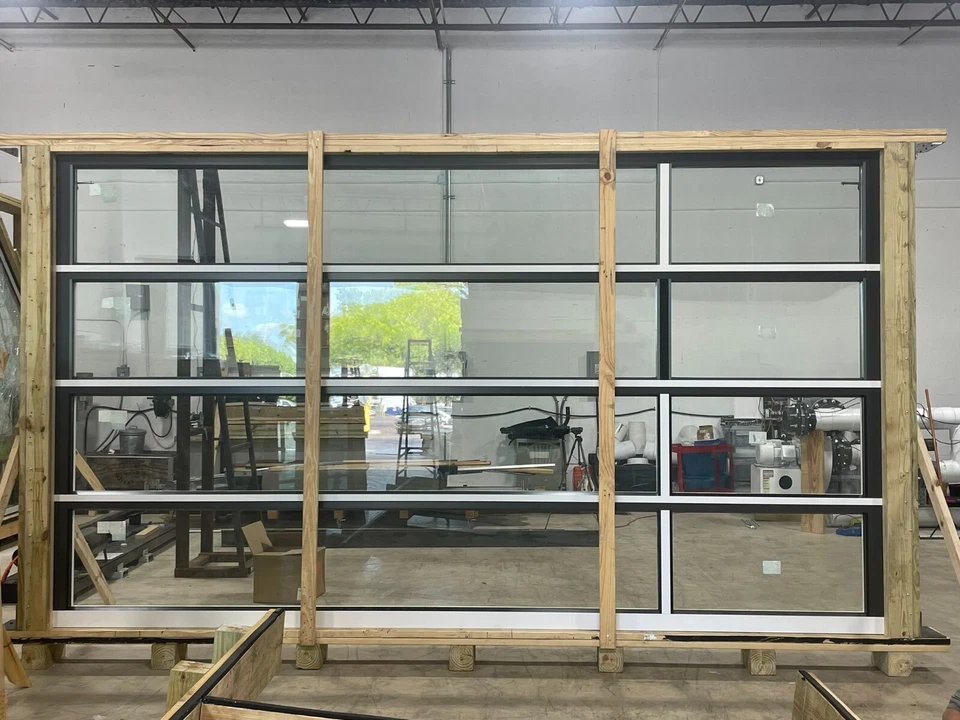 Puerta de garaje de vidrio con clasificación de impacto Foto 2 de 3