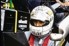 Gabriele Tarquini AGS JH25 Ford mira la pantalla de sincronización en la p- Foto antigua