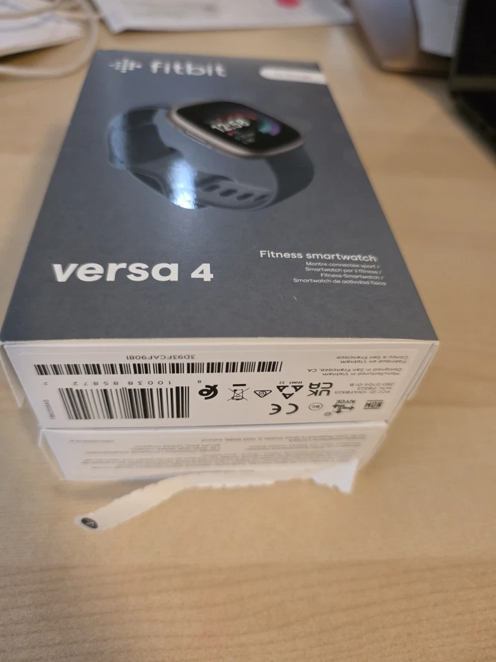 Fitbit Versa 4 40,5 mm Aluminiumgehäuse-Platinum mit Silikonarmband in Blau (GPS - Bild 2 von 2