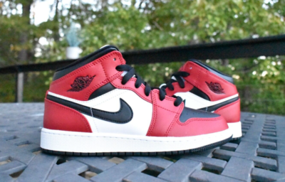 Nike Air Jordan 1 Mid GS 'Chicago Black Toe' 554725-069 Youth Size