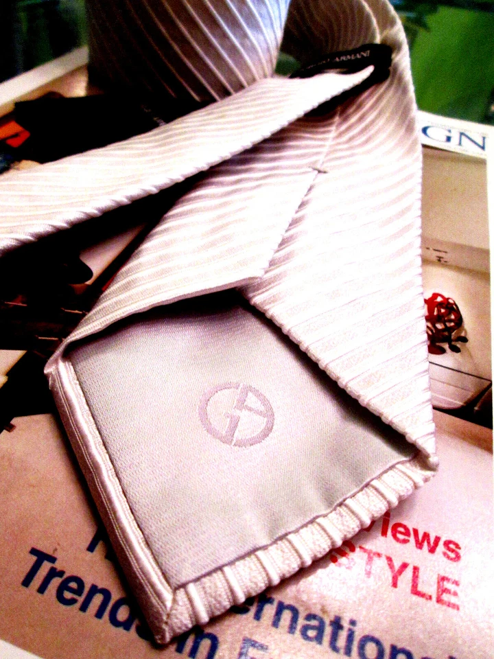 ETIQUETA NEGRA GIORGIO ARMANI-CORDAZO DELGADO SEDA RAYAS CORDÓN MARFIL-$215 Foto 3 de 4