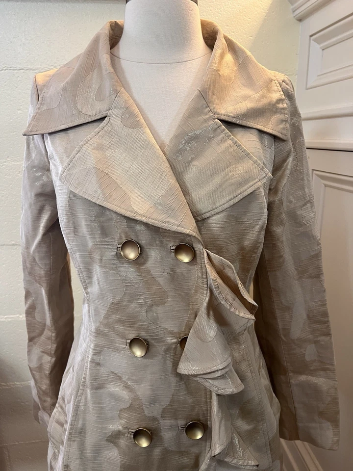 Jaqueta Arden B dourada trench coat manga longa botão para cima feminina tamanho pequeno - Imagem 2 de 4