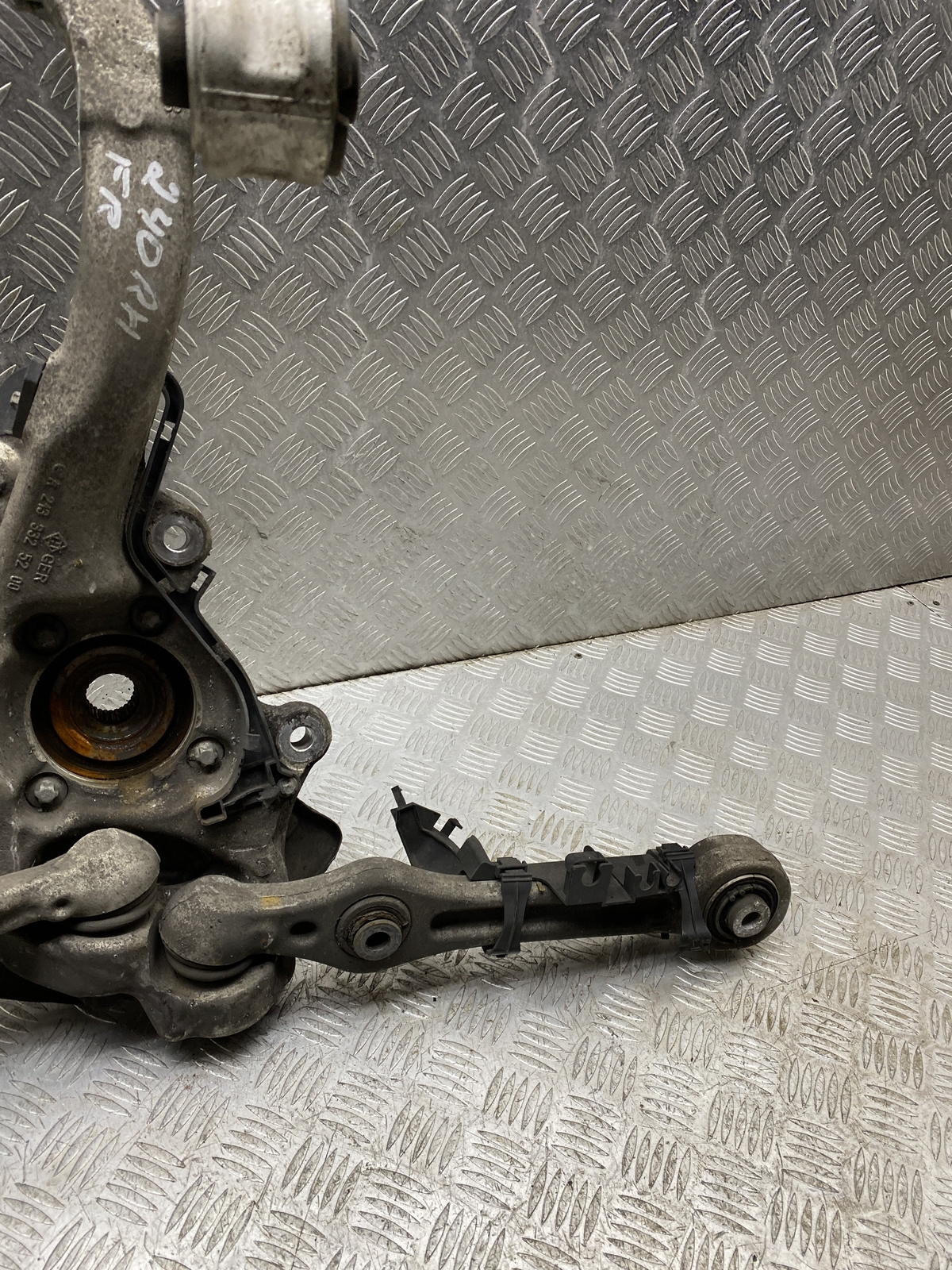 MERCEDES-BENZ CLS350d C257 Front Right Wheel Hub A2133325200 N240