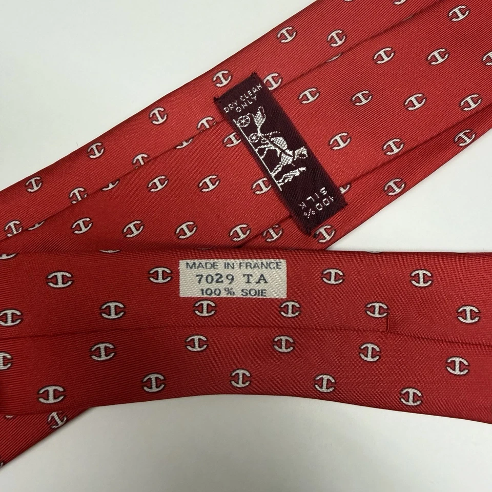 Corbata Hermes Hombre Geométrica Logo "H" Rojo/Blanco Seda Seda 7029 TA 3" (W) x 56" (L) Foto 3 de 4