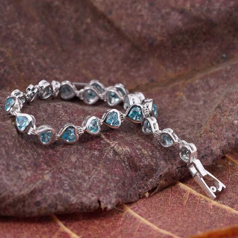 Brazalete de tenis para mujer enchapado en oro blanco de 14 quilates con topacio azul creado en laboratorio corte corazón Foto 4 de 4
