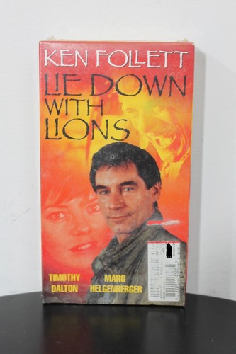 Lie Bas Avec Lions VHS Ken Follett Timothy Dalton Omar Sharif Spy Thriller Neuf - Photo 1 sur 2