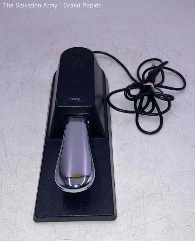Yamaha FC34 Gray Black Corded Electric Piano-Style Keyboard Pedal
