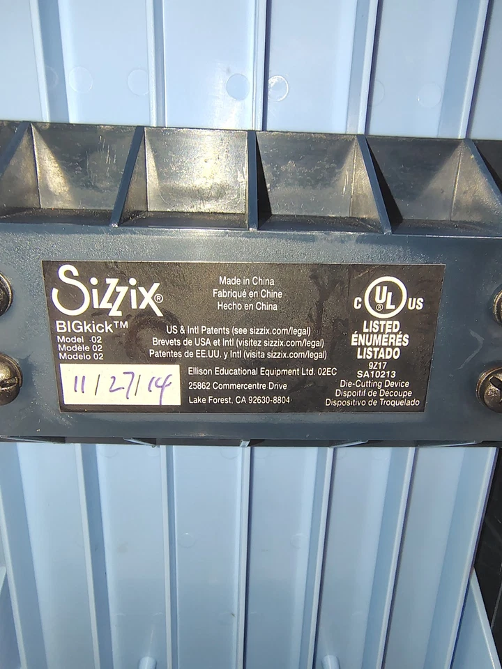 Máquina de troquelado y estampado Sizzix BIGkick con paquete de accesorios usada en excelente estado Foto 3 de 4