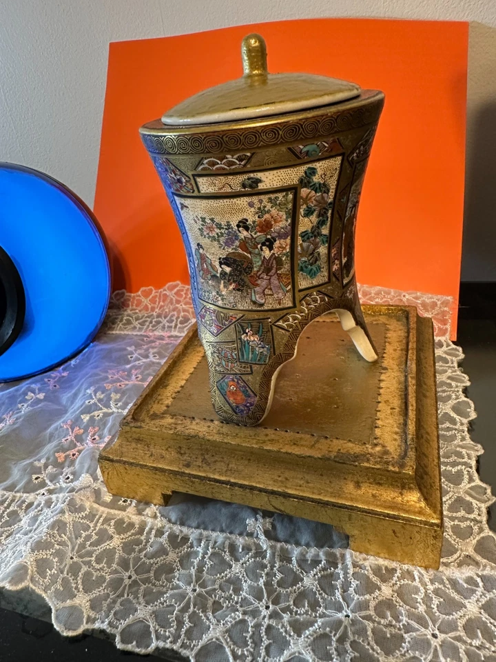 FRASCO CUBIERTO TRÍPODE SATSUMA JAPONÉS DE FINALES DEL SIGLO XVIII POR EL MAESTRO ARTISTA SHUZAN. Foto 4 de 4