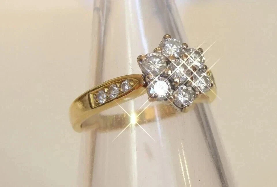 Anel de noivado folheado a ouro amarelo 14K com cluster de diamante corte redondo 3 quilates criado em laboratório - Imagem 3 de 4