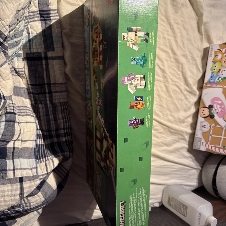 LEGO Minecraft: The Iron Golem Fortress (21250) - Image 3 of 4