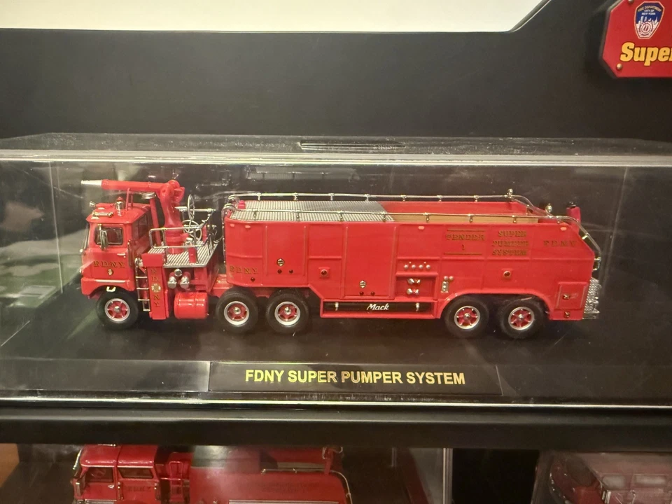 Código 3 Modelo FDNY Mack Super Pumper Colección 5 Motores Montaje en Pared  Foto 3 de 4