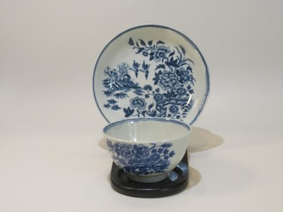 18. Jh. WORCESTER 1. PERIODE BLAU/WEISS TEESCHALE & UNTERTASSE ''FENCE'' PATT. C.1770