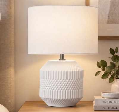 Weiße strukturierte Keramik Tischlampe & Trommelschirm Schlafzimmerleuchte glasiert Geo 38 cm