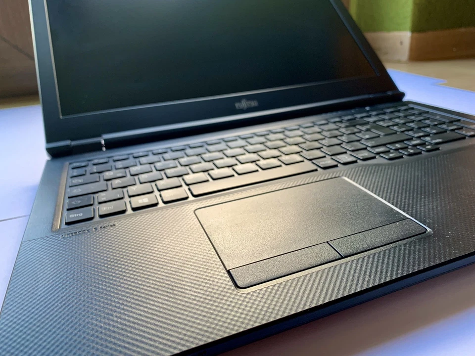 Fujitsu Lifebook E5510 Core i7-10510U, LTE, NUR 26 LADEZYKLEN + Dockingstation - Bild 4 von 4