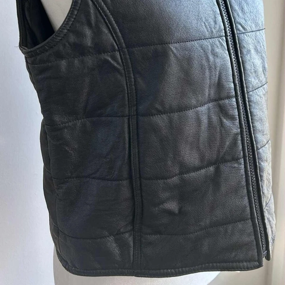 Colebrook & Co Chaleco Acolchado de Cuero Negro con Cuello Soporte y Bolsillos - US M Foto 2 de 4
