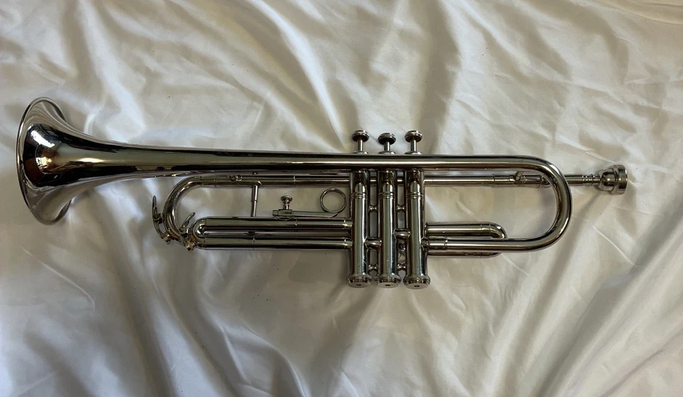 Trompeta de Plata TRI-STAR con Estuche Rígido y Boquilla Foto 2 de 4