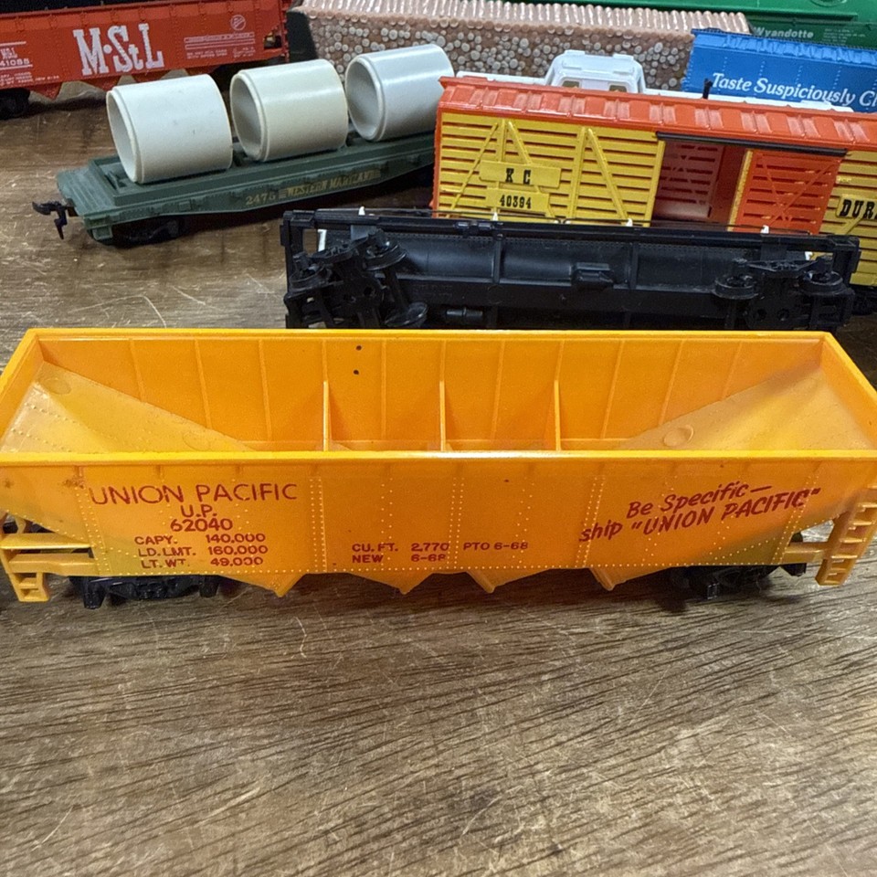 HO Scale Vintage Lot of 12 Train Cars And 2 Engines Assorted Brands ...
