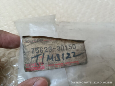 NOS TOYOTA CROWN MS122 Front Fender Moulding Right Side