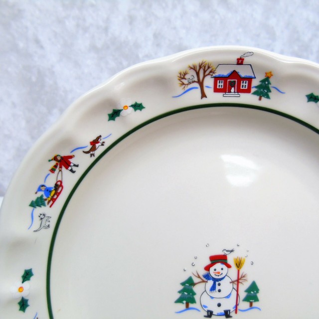 Pfaltzgraff SNOW VILLAGE Christmas DINNER PLATE 11" Stoneware Santa